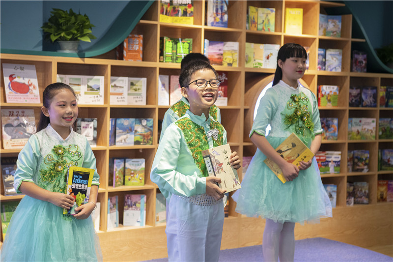 卓然小學(xué)學(xué)生現場(chǎng)表演詩(shī)歌朗誦《一路書(shū)香，一路陽(yáng)光》2（李顯楊攝）.jpg