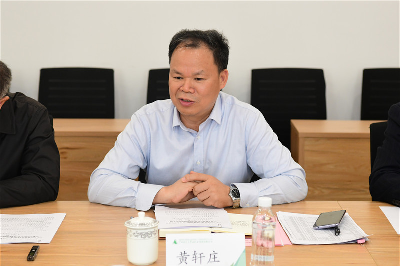 集團公司黨委書(shū)記、董事長(cháng)黃軒莊作工作匯報.jpg