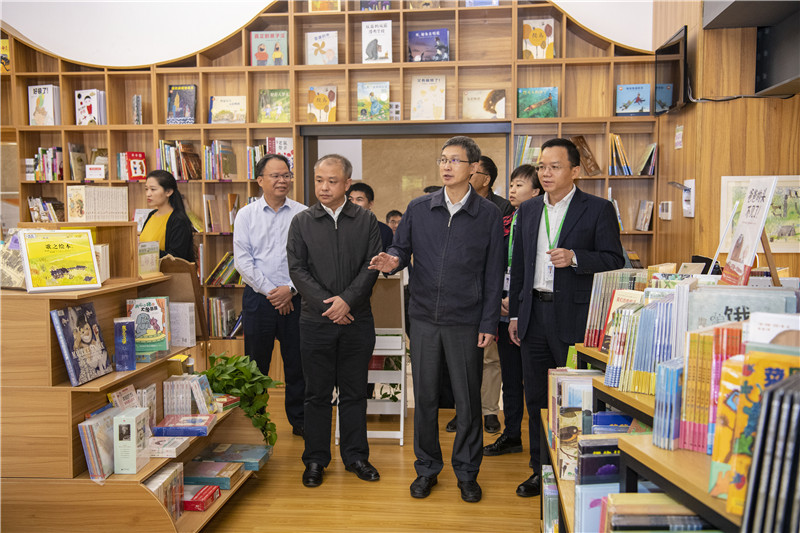 參觀(guān)魔法象童書(shū)館.jpg