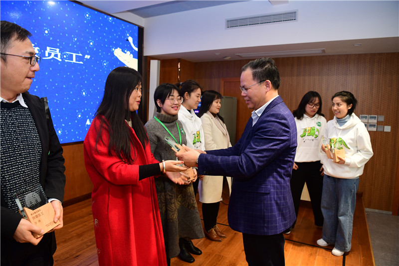 集團黨委書(shū)記、董事長(cháng)黃軒莊為“魔法象五周年致敬員工”頒發(fā)榮譽(yù)獎?wù)?2.27（攝 李顯揚）.JPG