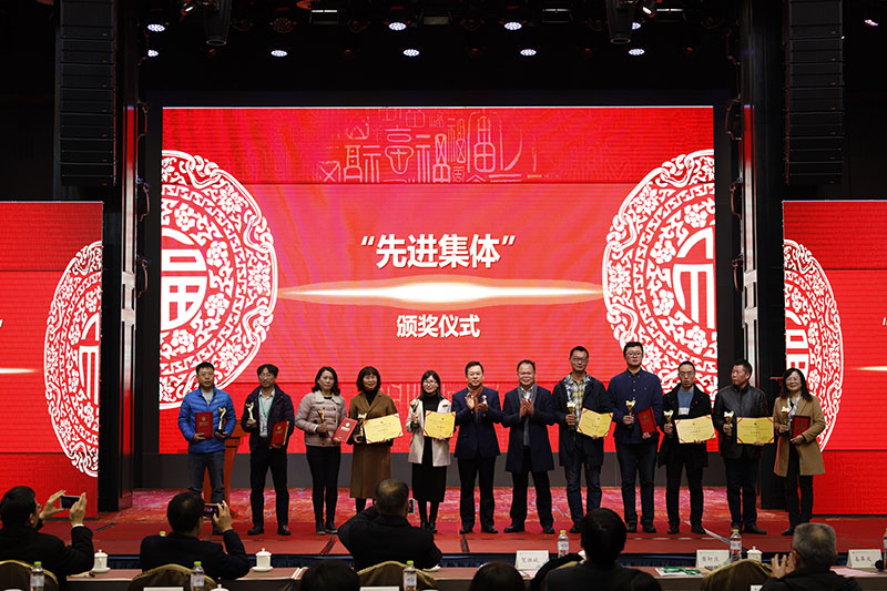校長(cháng)賀祖斌，集團公司黨委書(shū)記、董事長(cháng)黃軒莊為先進(jìn)集體頒獎.jpg