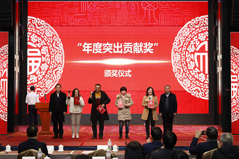 校黨委副書(shū)記趙鐵，集團公司黨委副書(shū)記、總編輯湯文輝為年度突出貢獻獎頒獎.jpg