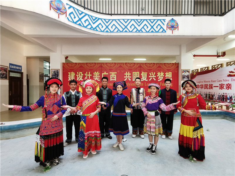 百色民族高級中學(xué)學(xué)生身穿少數民族服飾，分別用代表方言解讀詩(shī)歌《繡袈裟衣緣》（黃立情 攝）.jpg