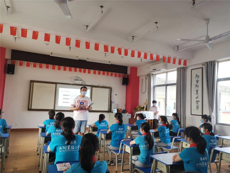 桂林市二附實(shí)驗小學(xué)活動(dòng)負責人鄭韡鵬老師進(jìn)行開(kāi)場(chǎng)致辭.jpg
